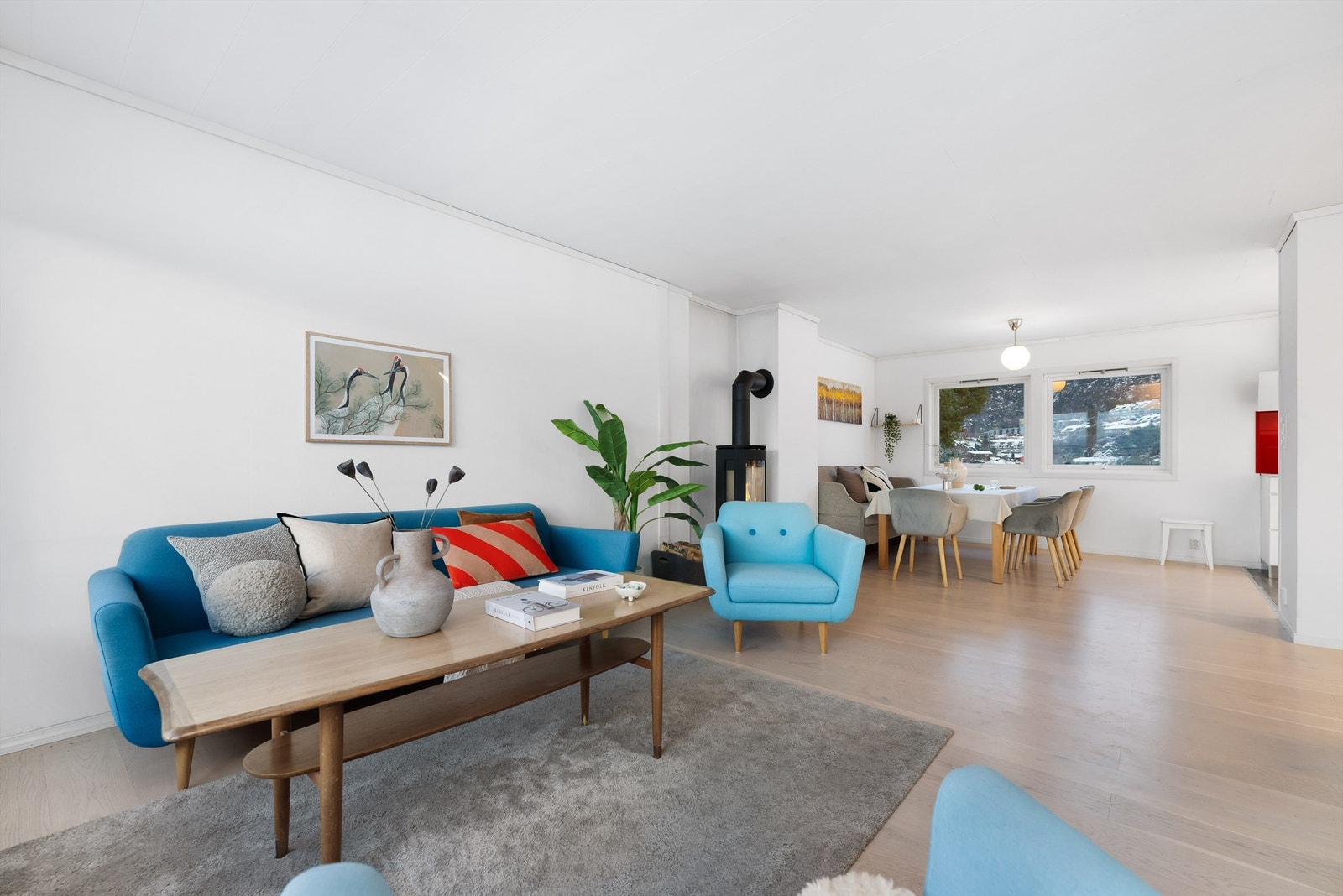 Stuen har fin åpen løsning mot kjøkken, men naturlig inndelt i soner. Galleribilde