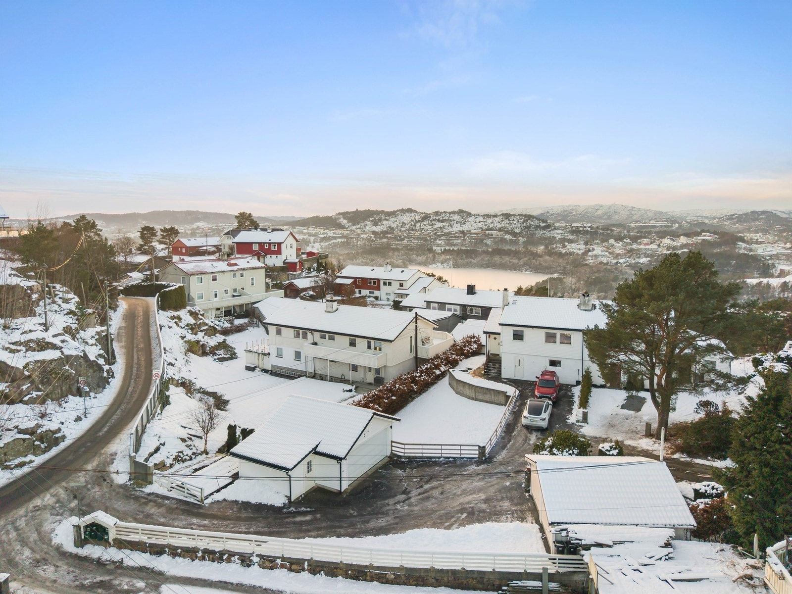 God innkjørsel til eiendommen. Her er dobbelgasje med bod. Hage og fine parkeringsmuligheter. El.bil lader ved boligen. Galleribilde