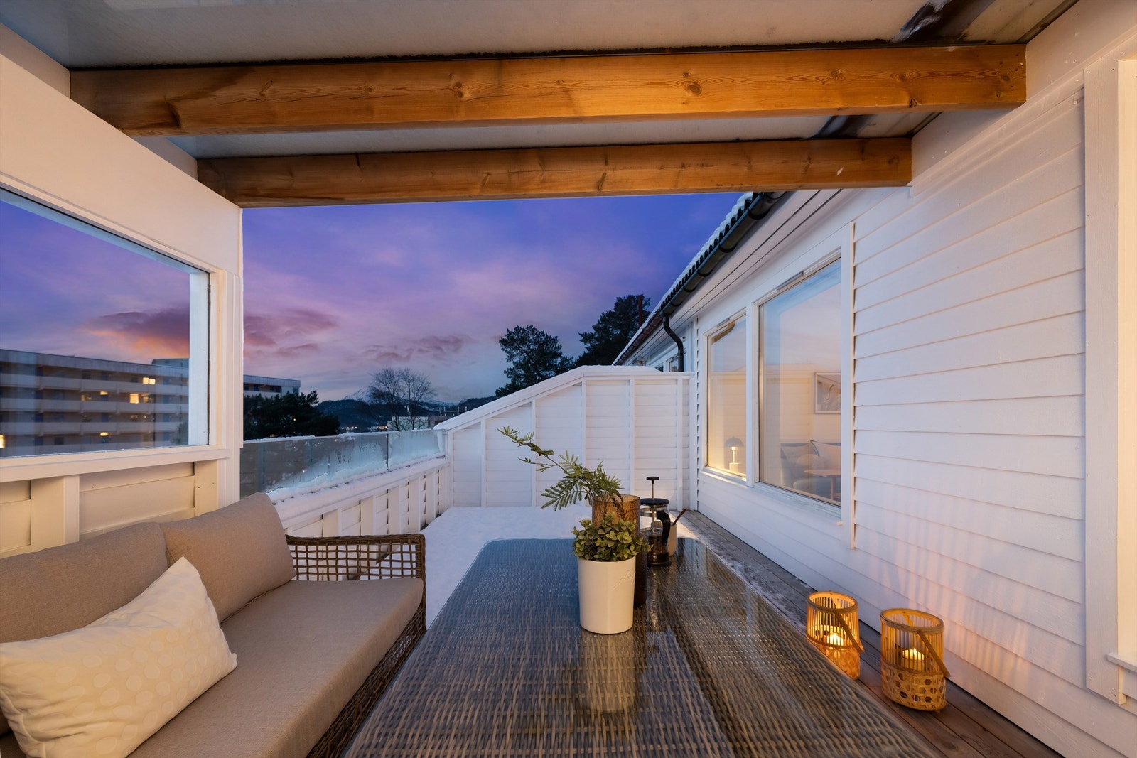 Altanen har delvis takoverbygg og levegg. En koselig plass å sitte hele året. Galleribilde