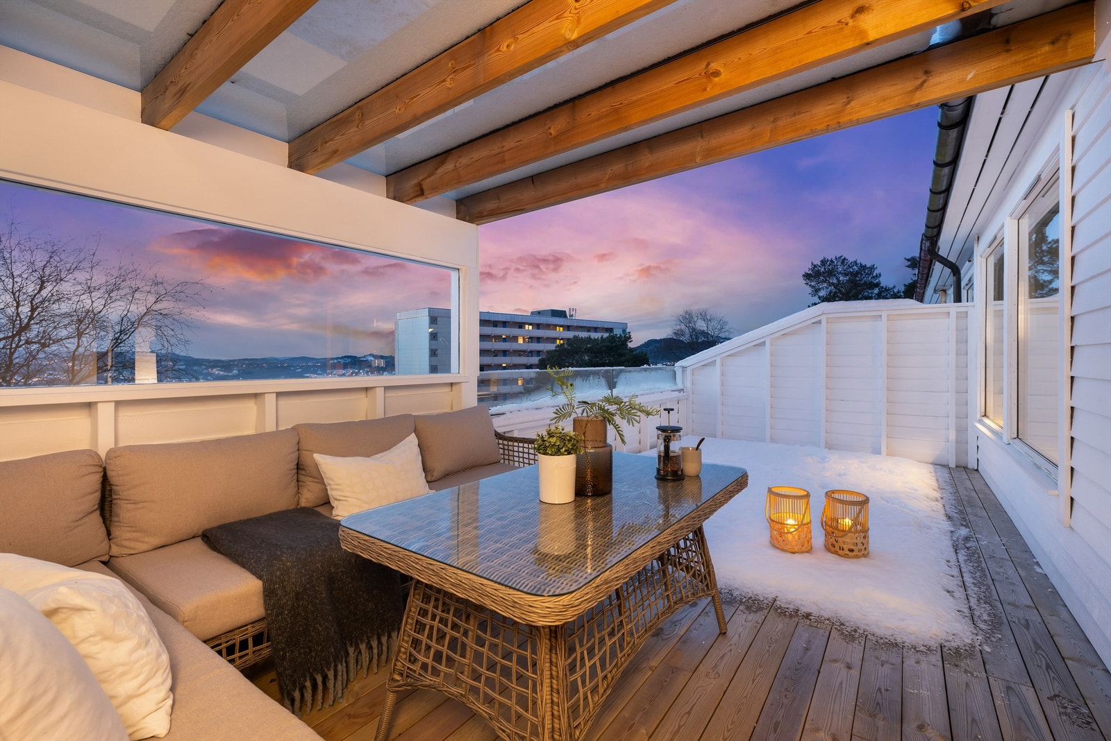 Det er sol på eiendommen hele dagen, den kommer inn kjøkkenet om morgenen og går ned på denne altanen kveldstid. Galleribilde