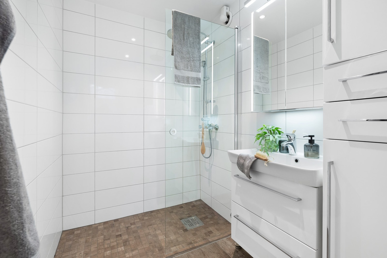 Lyst flislagt bad. Galleribilde