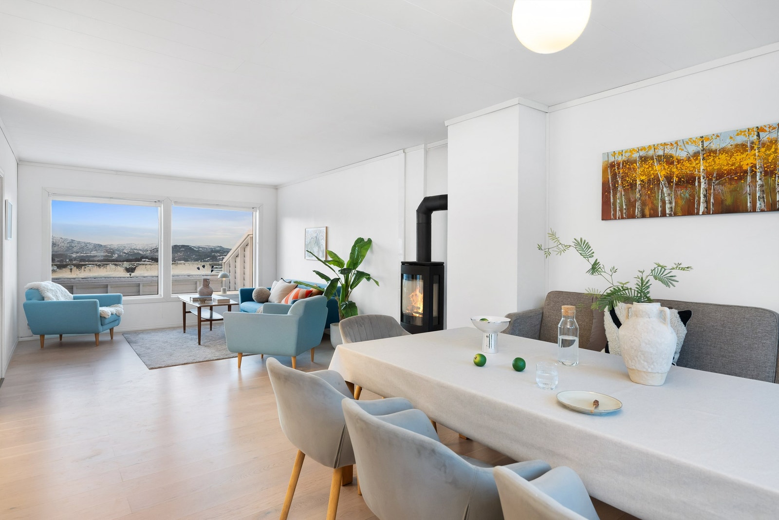 Det er plass til stor sittegruppe i rommet. Galleribilde