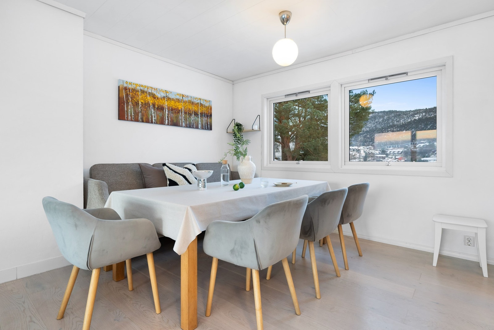 Fra denne siden kommer lyset inn på morgenen og man har utsikt mot Løvstakken og Bønes. Galleribilde