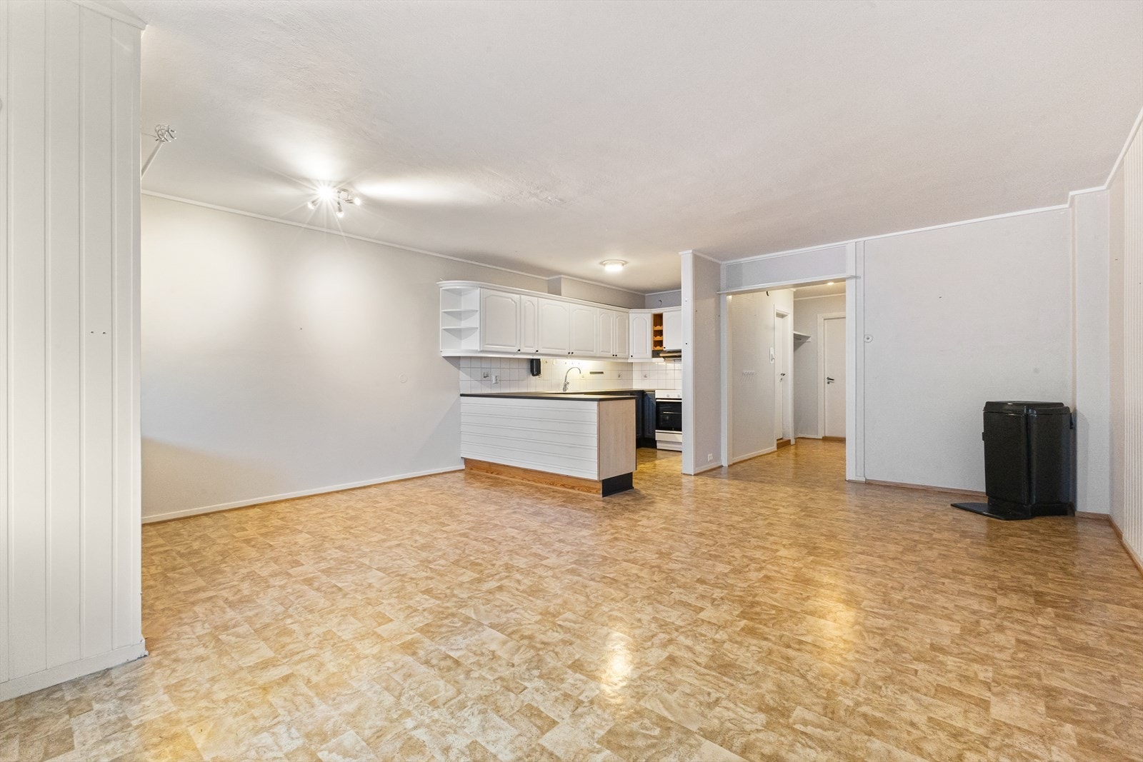 Mot stue og kjøkken som har åpen løsning. Galleribilde