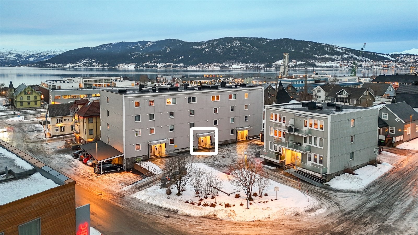 Leiligheten har inngang på midtre del av bygget som kan sees rett frem på bildet. Galleribilde