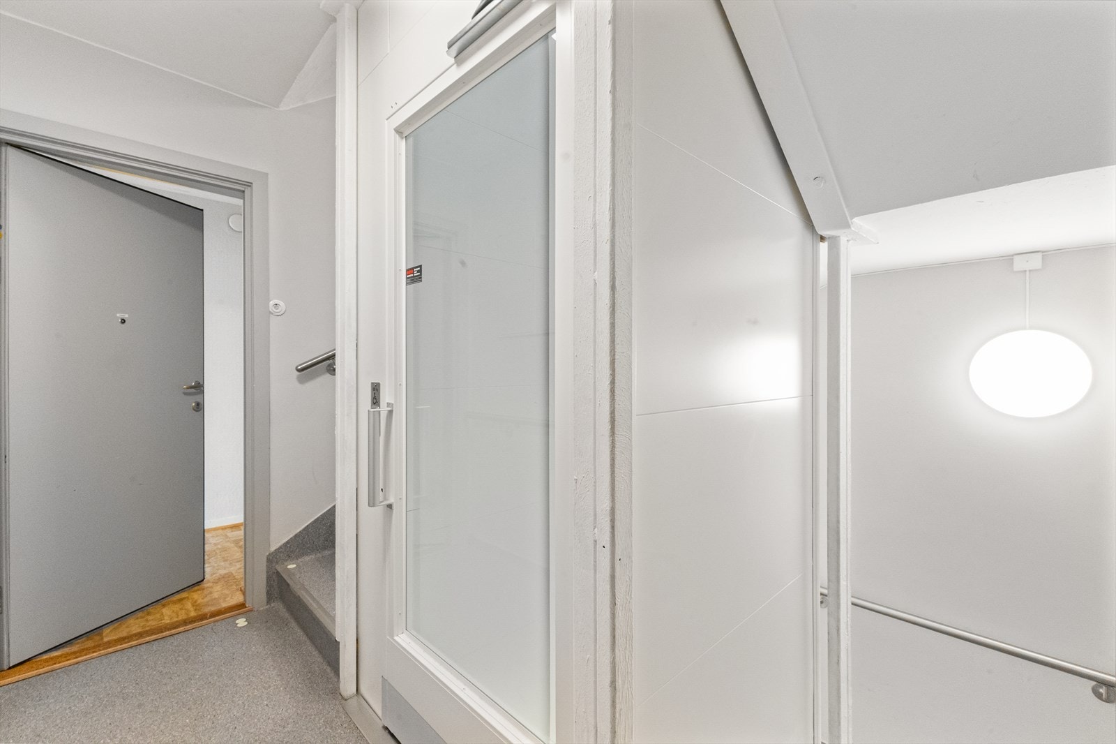 Heis i bygget sørger for å kunne benytte seg av leiligheten, selv om omstendigheter rundt livet skulle gi behov for det. Galleribilde