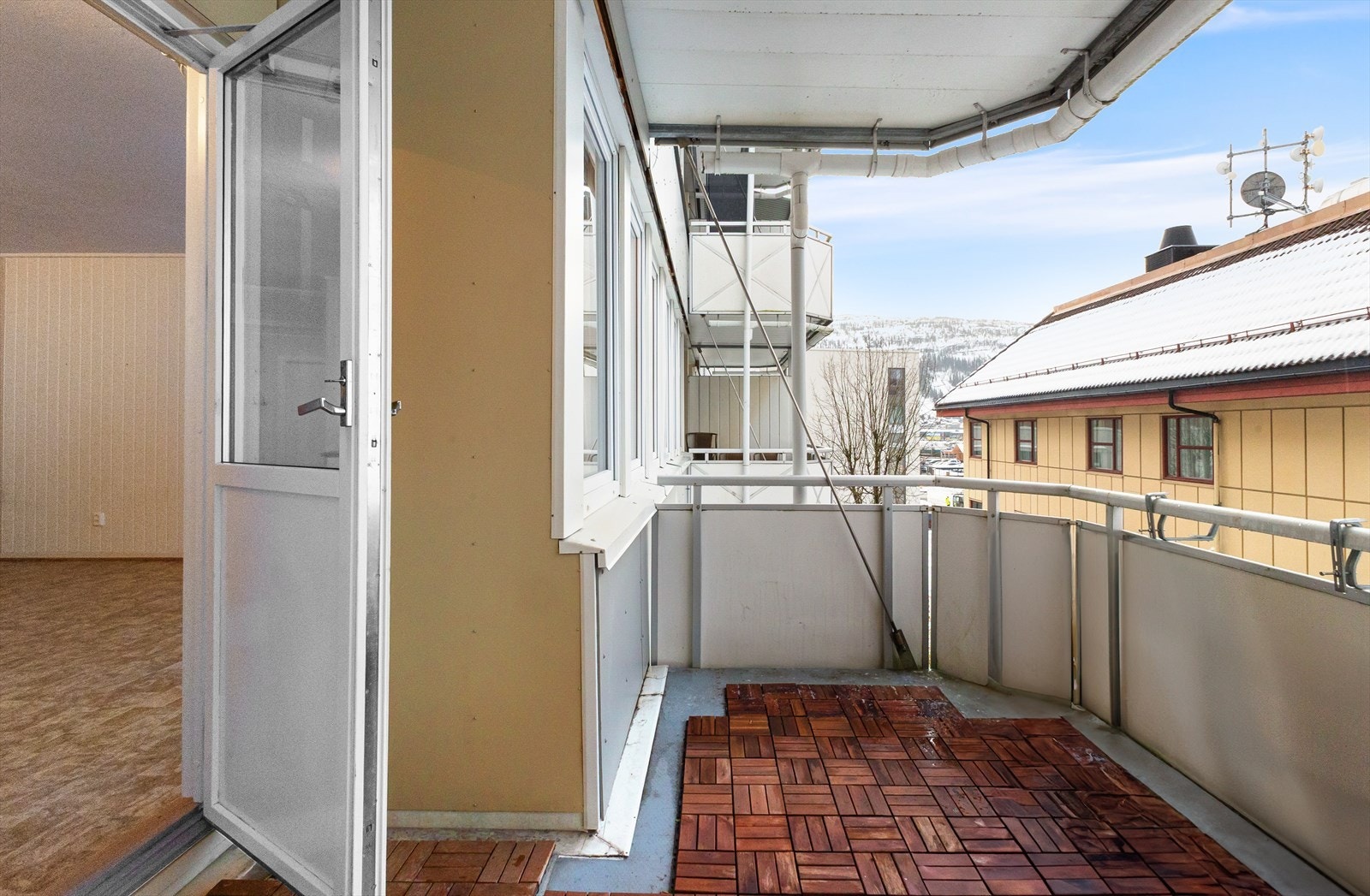 Herfra ser man Fageråsen bakkene, og det er utsikt mot sør-vest og delvis mot nord. Galleribilde