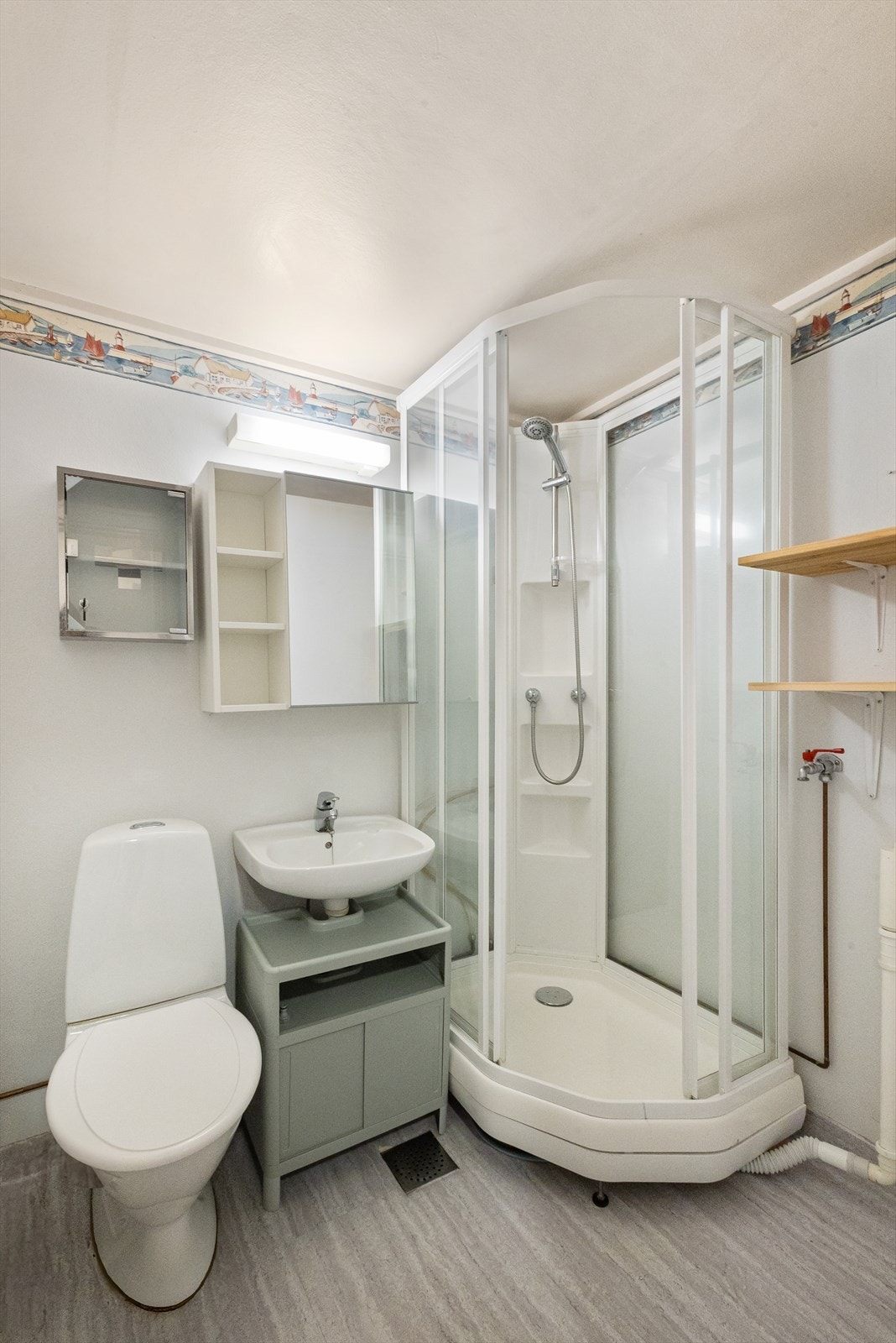 Bad/wc. Det er opplegg for vaskemaskin på badet. Galleribilde