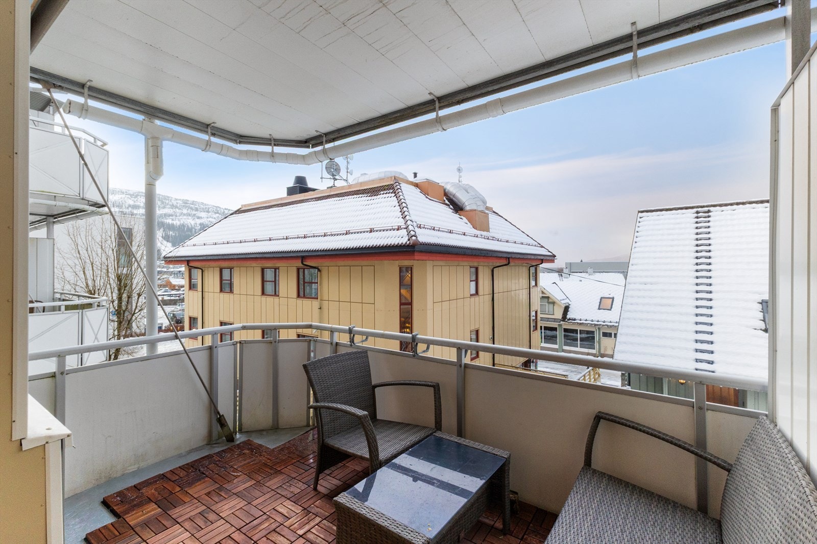 Sør-vest vendt balkong på ca. 8kvm. Overbygget med balkongen i leiligheten som ligger ovenfor. Galleribilde