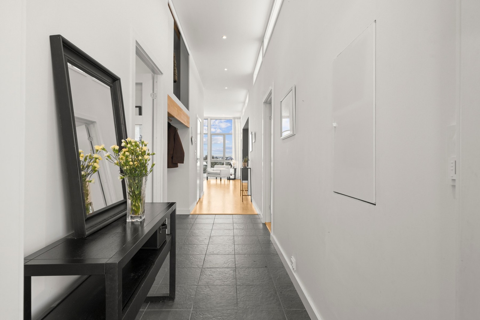 Entréen har downlights og flislagt gulv utstyrt med gulvvarme. Galleribilde