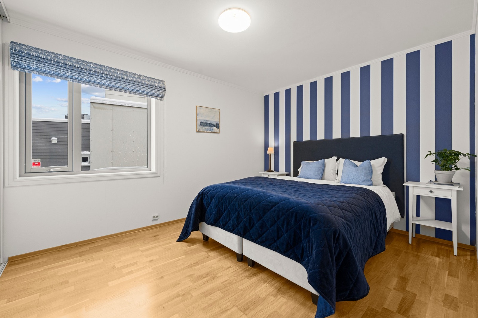 Hovedsoverommet er meget romslig med god plass til dobbeltseng og nattbord, og rommet er innredet med en praktisk skyvedørsgarderobe. Galleribilde