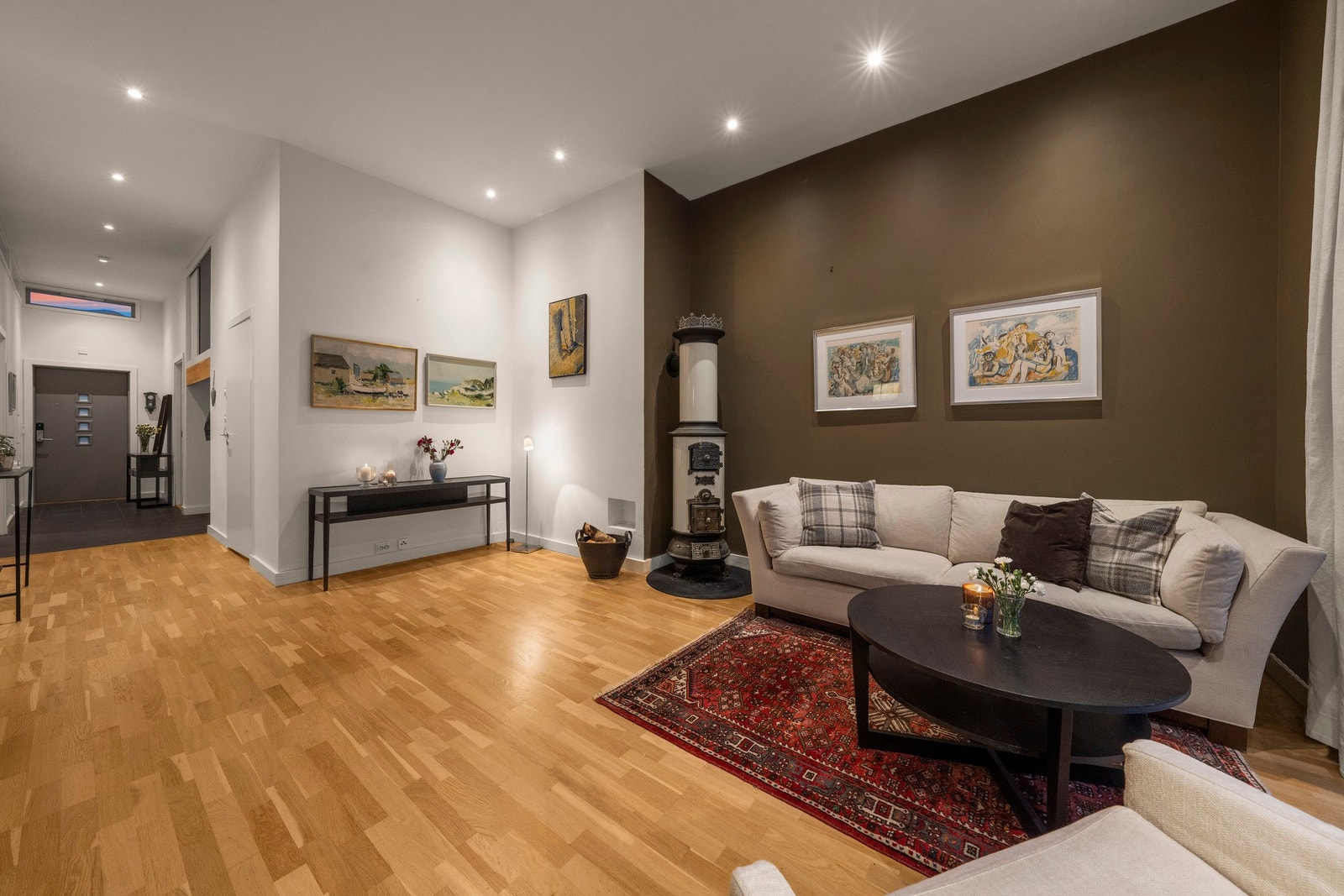 Stuen er et åpent og luftig rom med god plass. Galleribilde