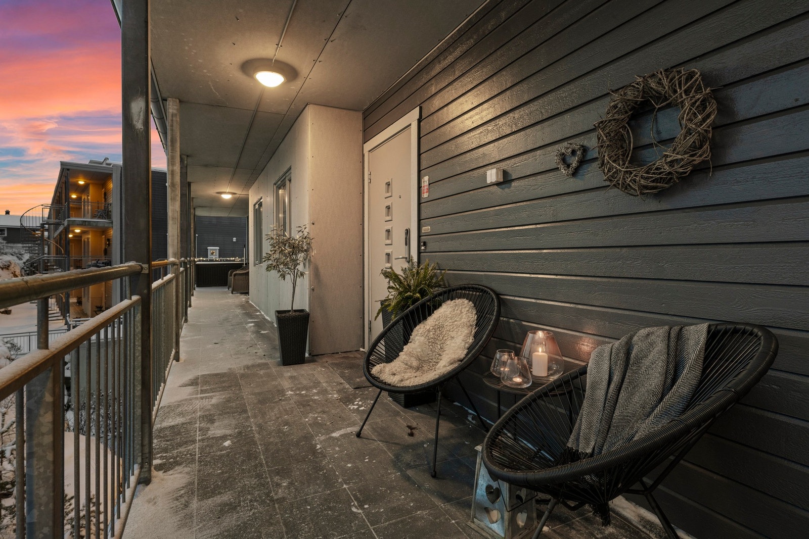 Leiligheten ligger i byggets fjerde etasje og har adkomst via svalgang, med heis- og trapperom. Galleribilde