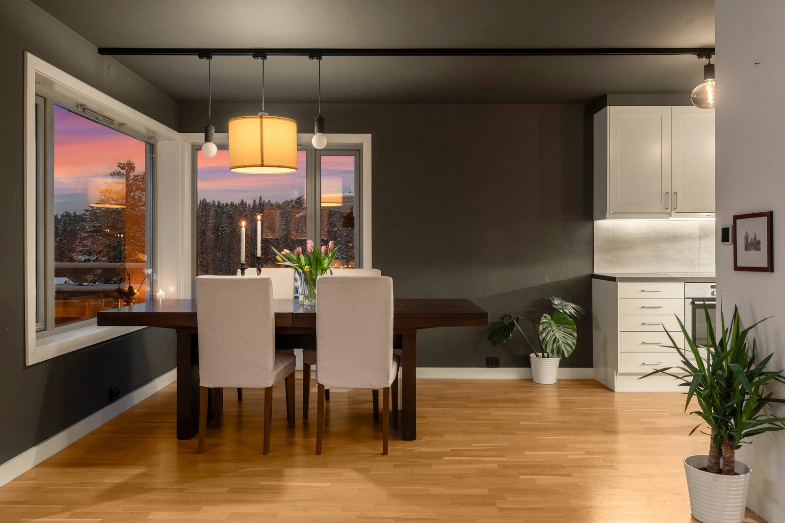 Spisebordet har sin naturlige plassering utenfor kjøkkenet Galleribilde