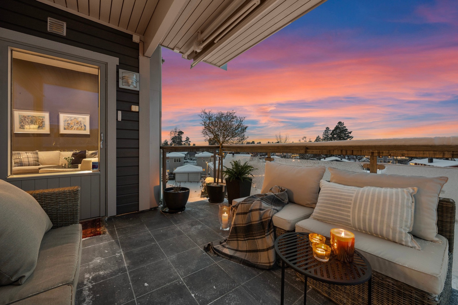 Fra stuen er det utgang til en overbygd balkong på ca. 10 kvm som fungerer som en naturlig forlengelse av stuen. Galleribilde