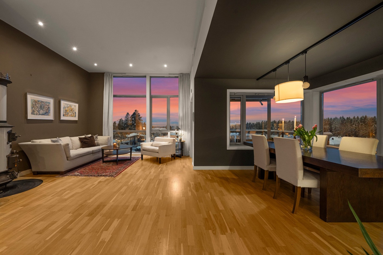 Dette er en lekker og gjennomgående topp/endeleilighet med god takhøyde. Galleribilde