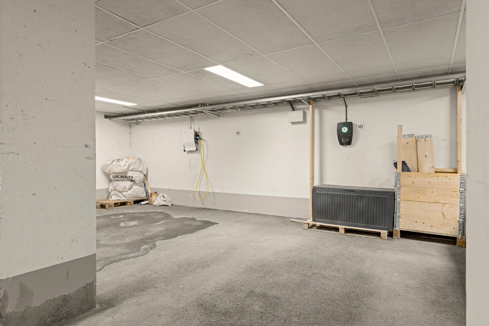 Det medfølger en parkeringsplass med elbillader i felles garasjeanlegg, samt en parkeringsplass på felles garasjeplass utendørs. Galleribilde