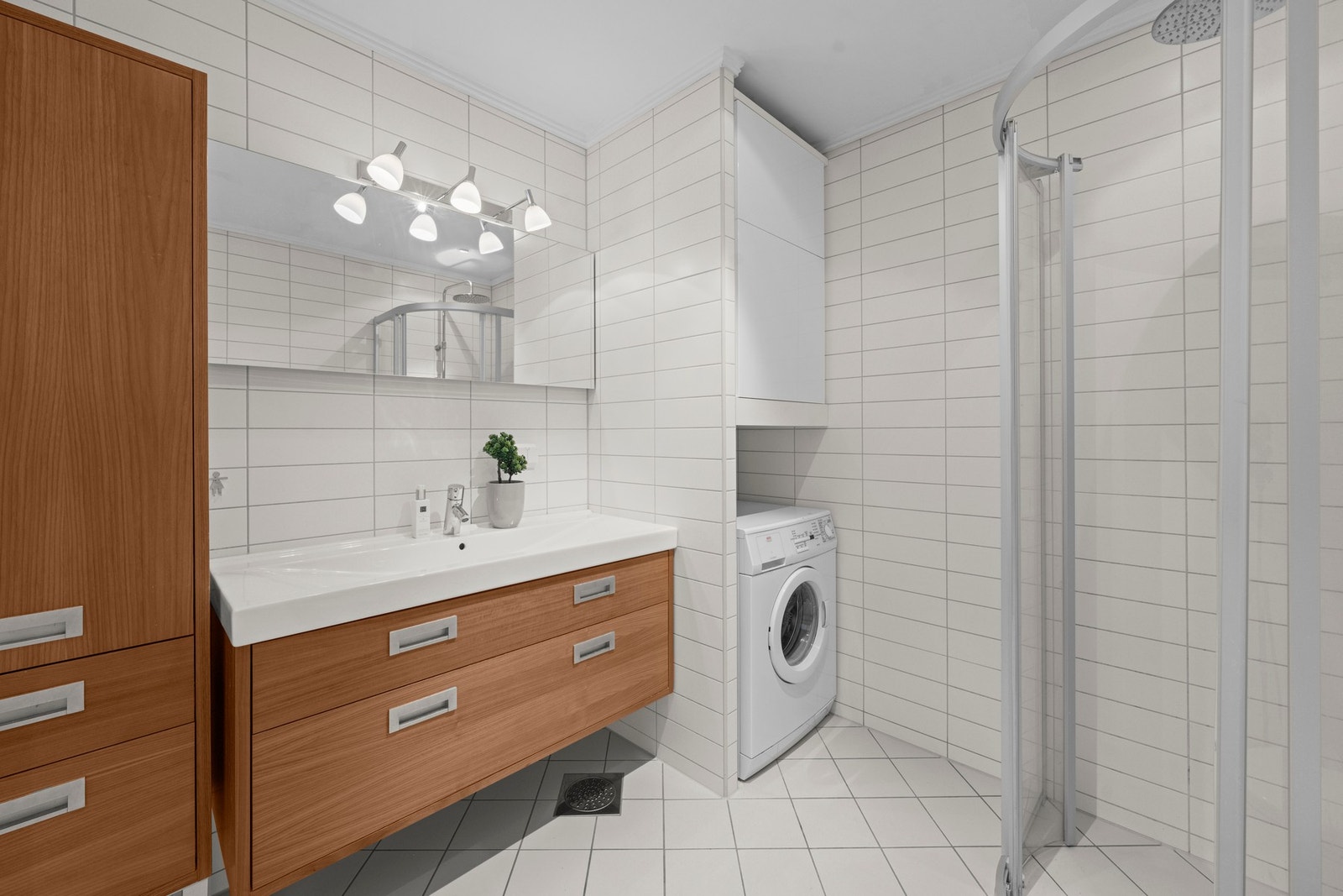 I tillegg er badet utstyrt med et høyskap på vegg for ekstra oppbevaring, samt opplegg for vaskemaskin. Galleribilde