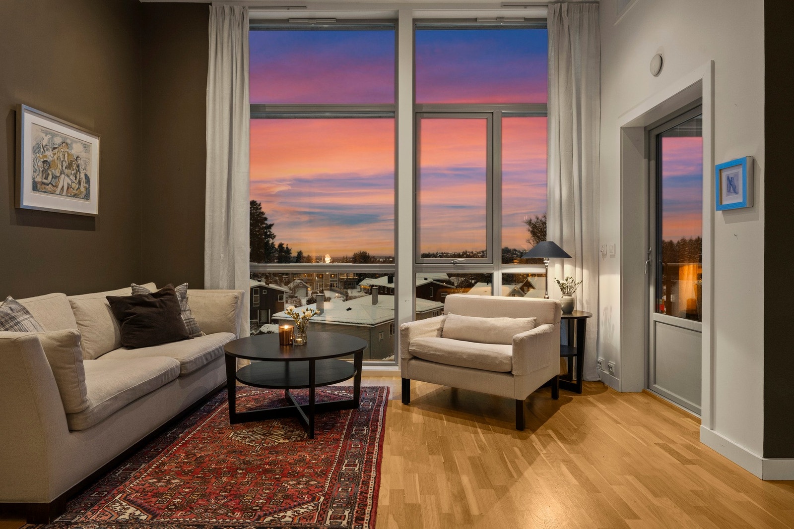 Store vindusflater slipper inn rikelig med naturlig lys, som sammen med den gode takhøyden gir en svært romslig romfølelse. Galleribilde