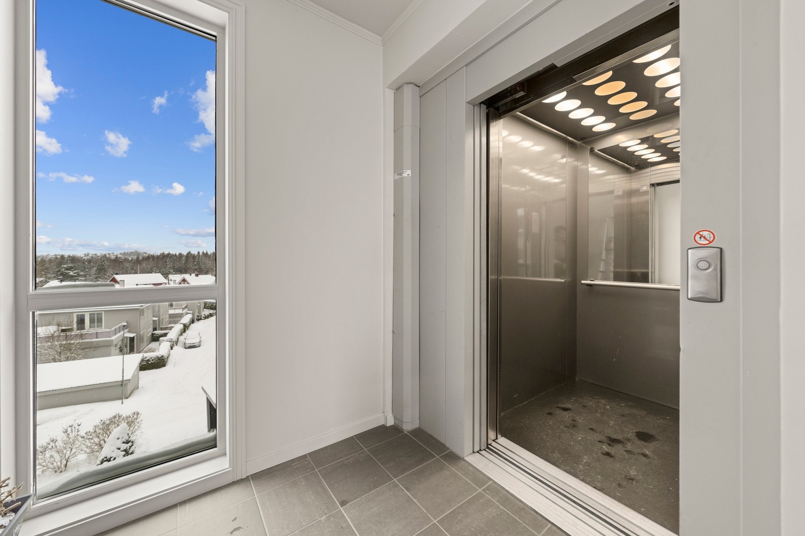 Det er heis mellom etasjene i bygget. Galleribilde