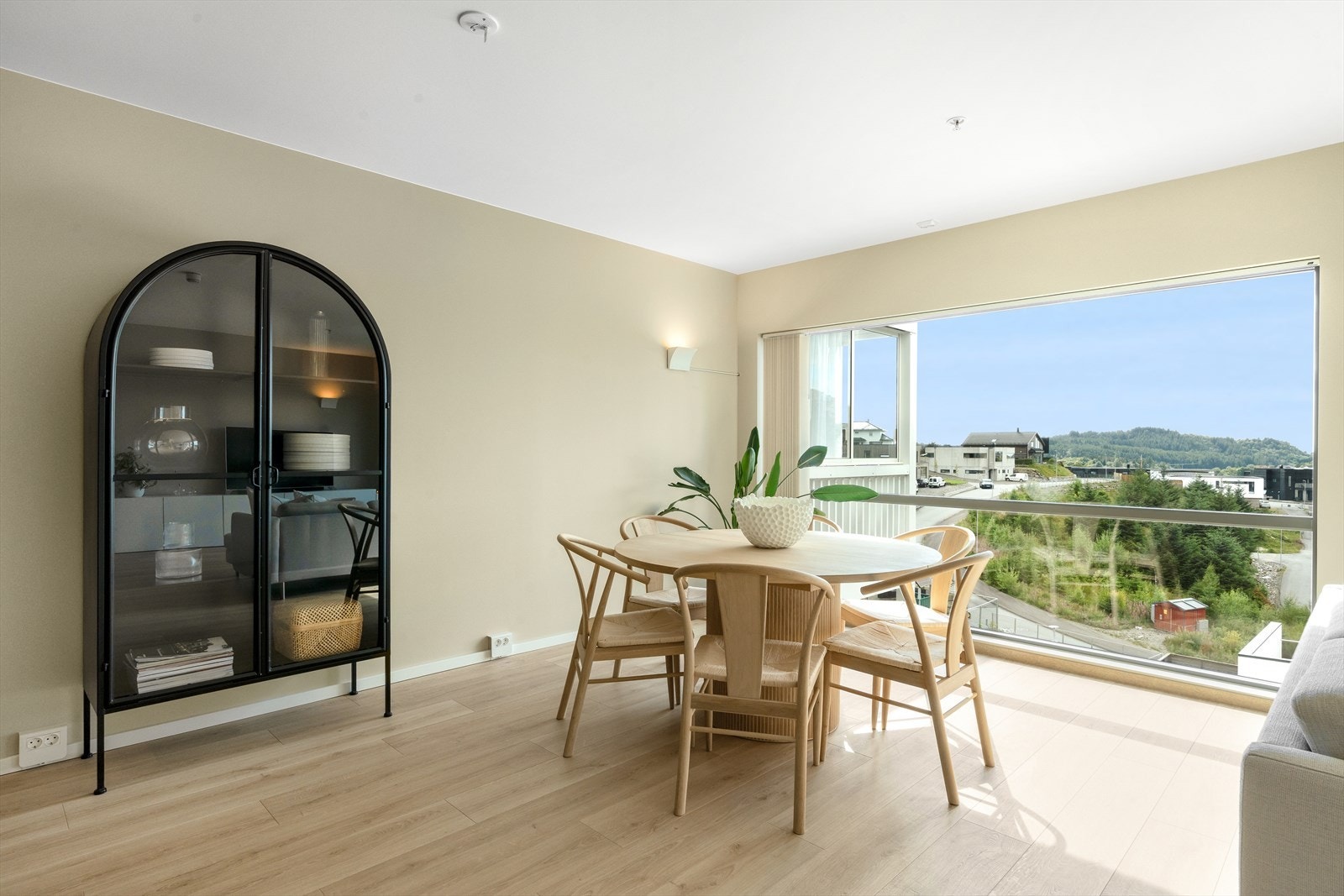 De store vinduene gir leiligheten et svært moderne og luftig preg, og en fantastisk romfølelse. Galleribilde