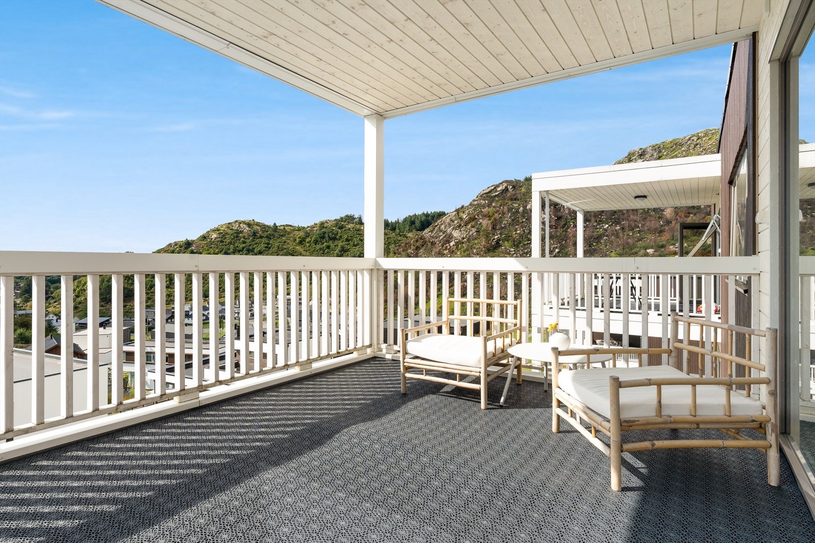 Stor balkong med overbygd tak, plass til bord og sofagruppe Galleribilde