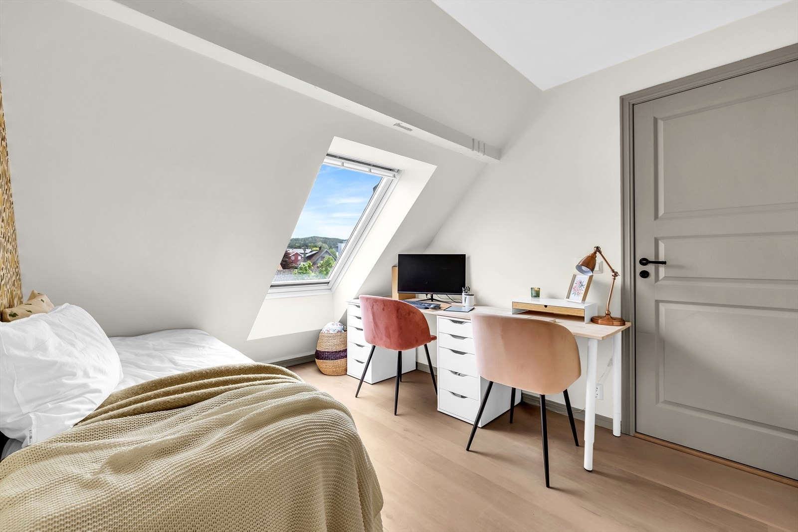 Det er i dag innredet med en praktisk skriveplass og godt lysinnslipp fra stort takvindu. En funksjonell løsning for både hvile og hjemmearbeid. Galleribilde