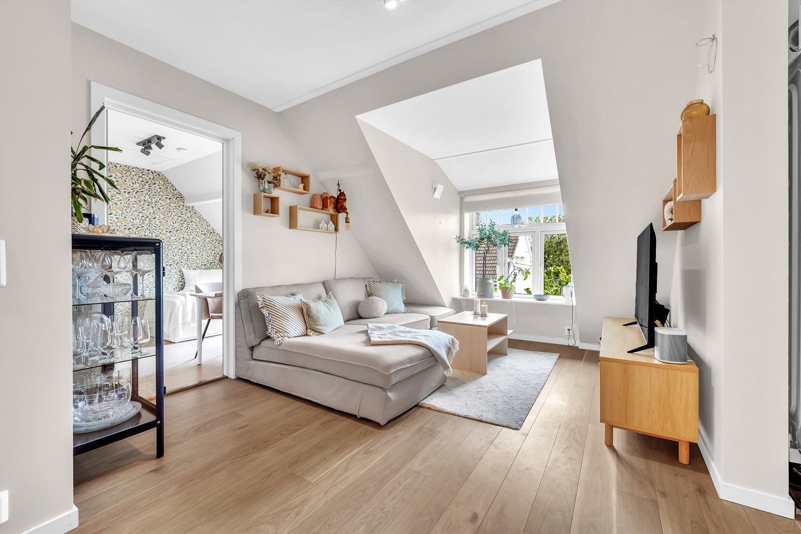 Det er en lun atmosfære med skråtak og godt dagslys fra østvendt vindu. Direkte adkomst til soverom gir en praktisk og naturlig rominndeling. Galleribilde