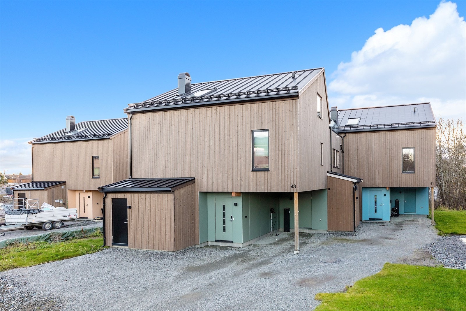 Fasade innkjøring, carport og inngangsparti Galleribilde