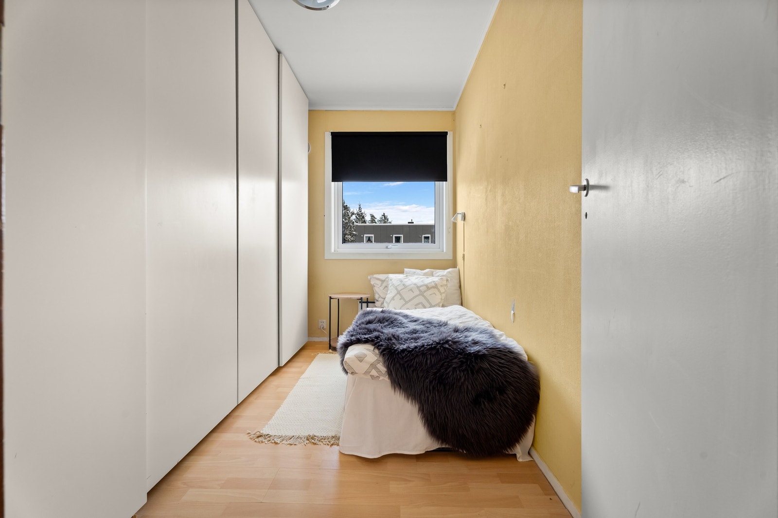 Lyst soverom med god skapplass Galleribilde