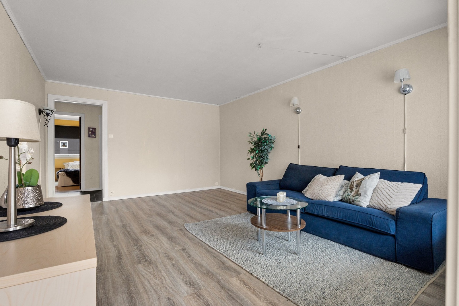 Romslig stue med lyse overflater Galleribilde