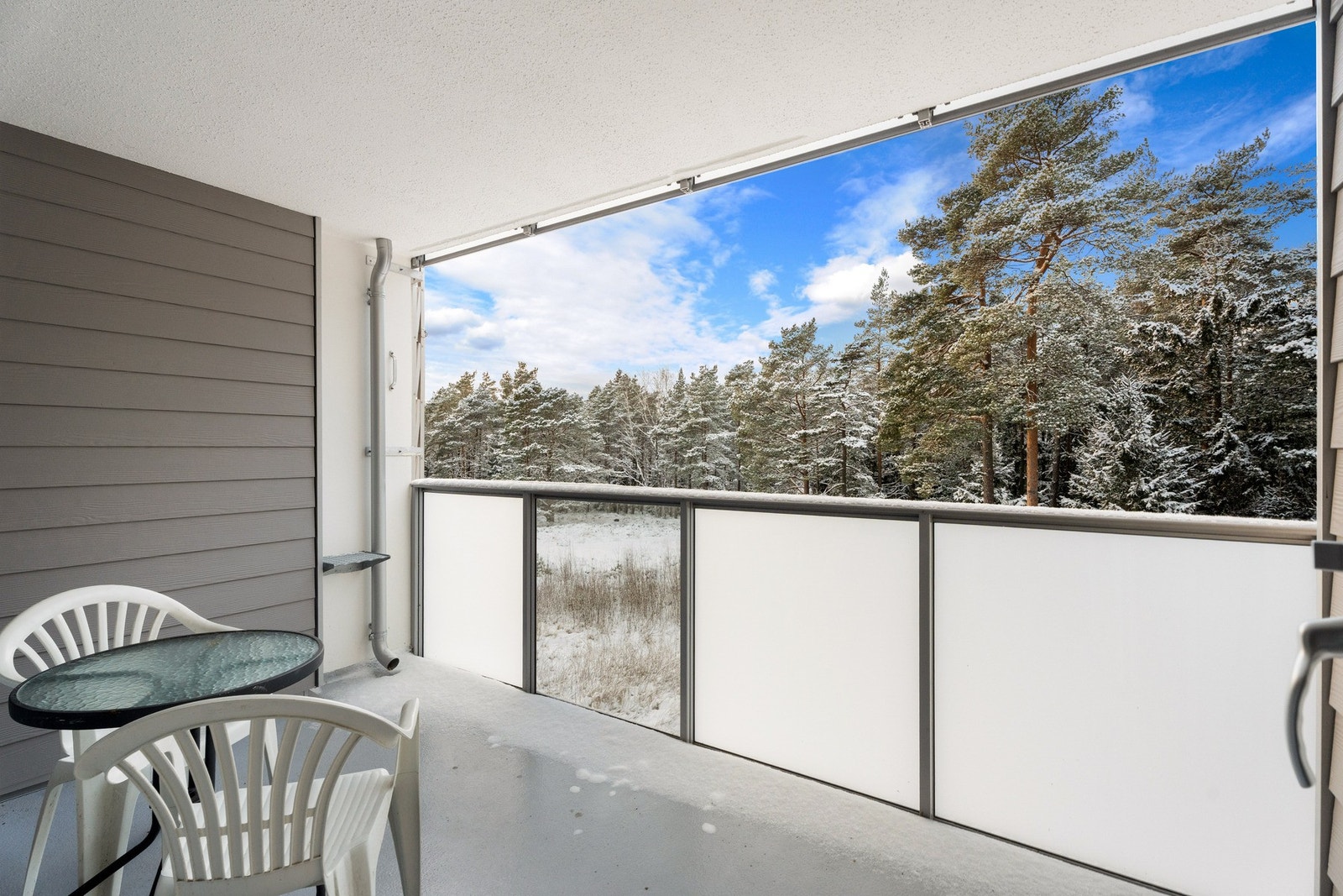 Direkte adgang fra stue til denne uteplassen. Galleribilde