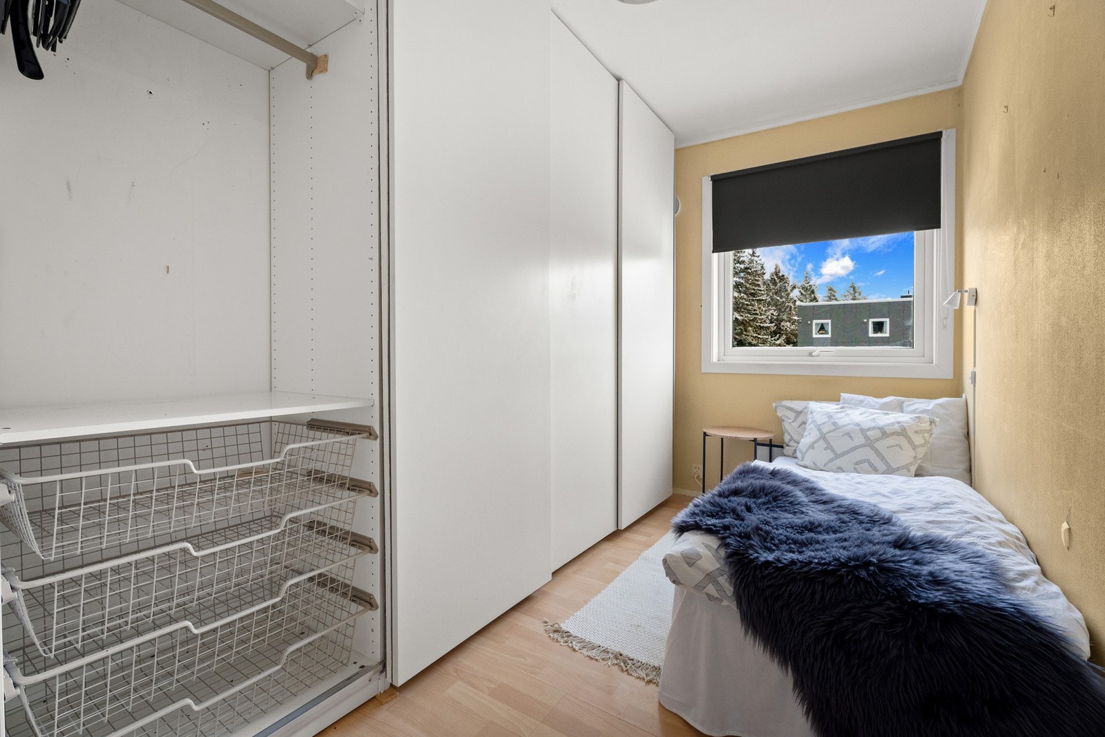 Om man fjerner skapet, så vil det være plass til seng av god størrelse. Galleribilde