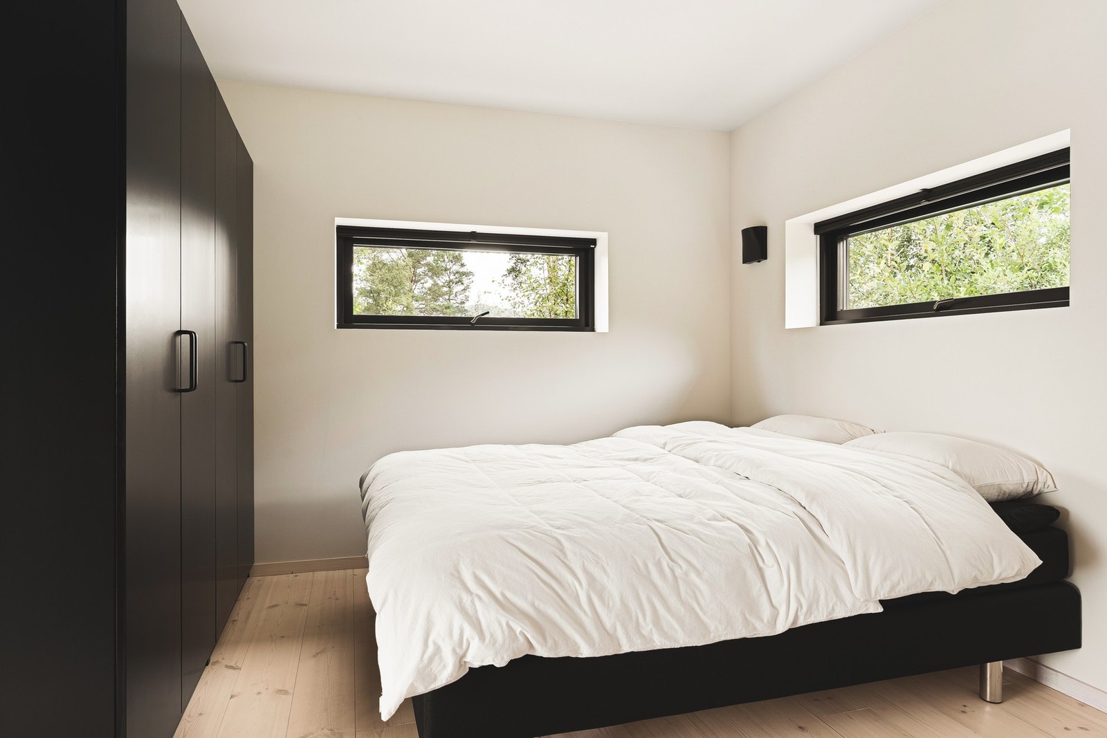 Hovedsoverommet har god plass til dobbeltseng og er tilknyttet eget bad for ekstra komfort og privatliv. Galleribilde