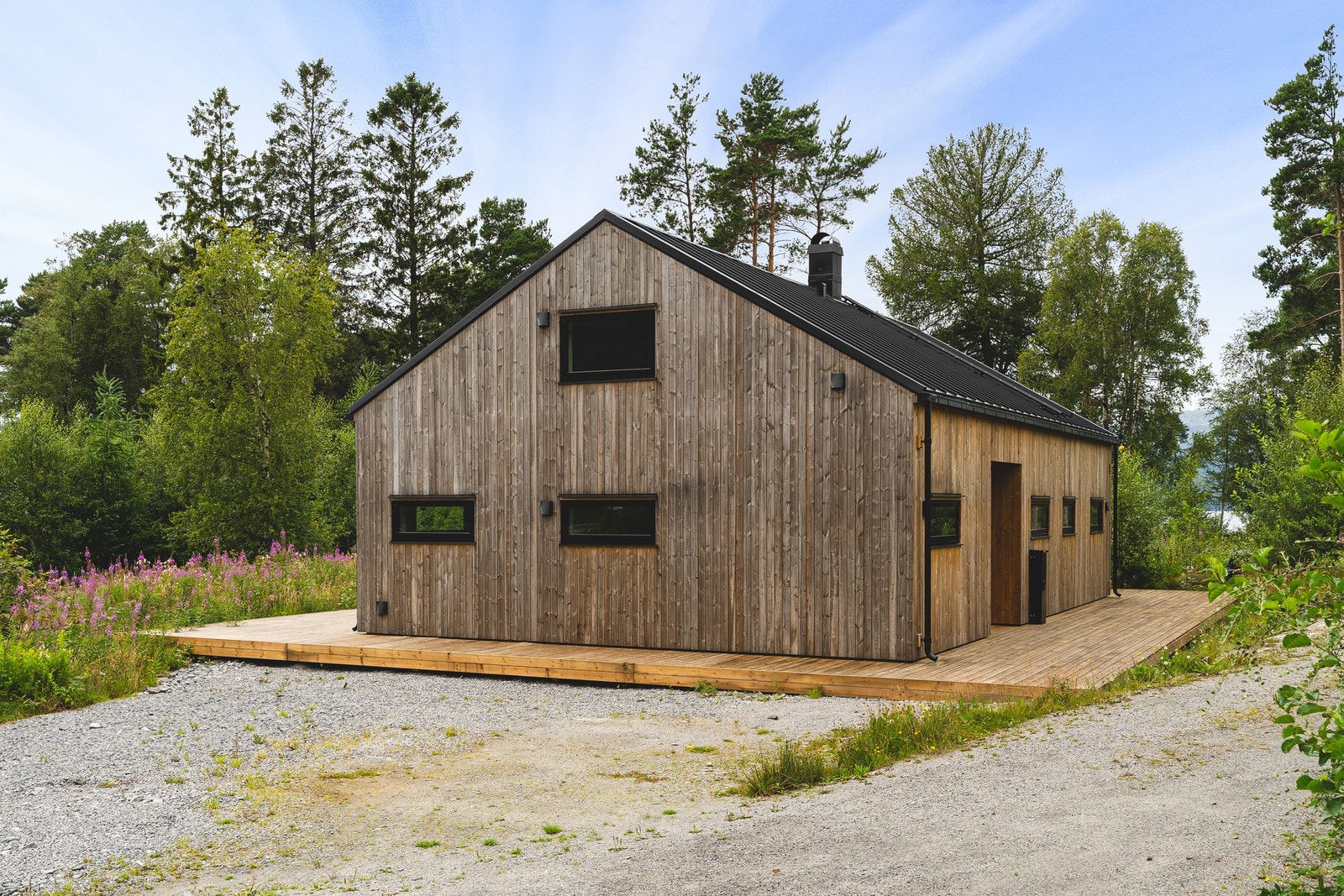 God plass til biloppstilling på eiendommens tomt. Galleribilde