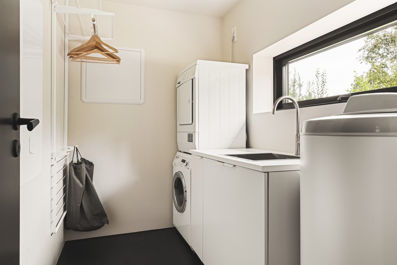 I tillegg er det et separat vaskerom med plass til vaskemaskin og ekstra oppbevaring - en sjelden, men svært praktisk detalj i en hytte. Det er varmekabler på begge badene, samt vaskerom. Galleribilde