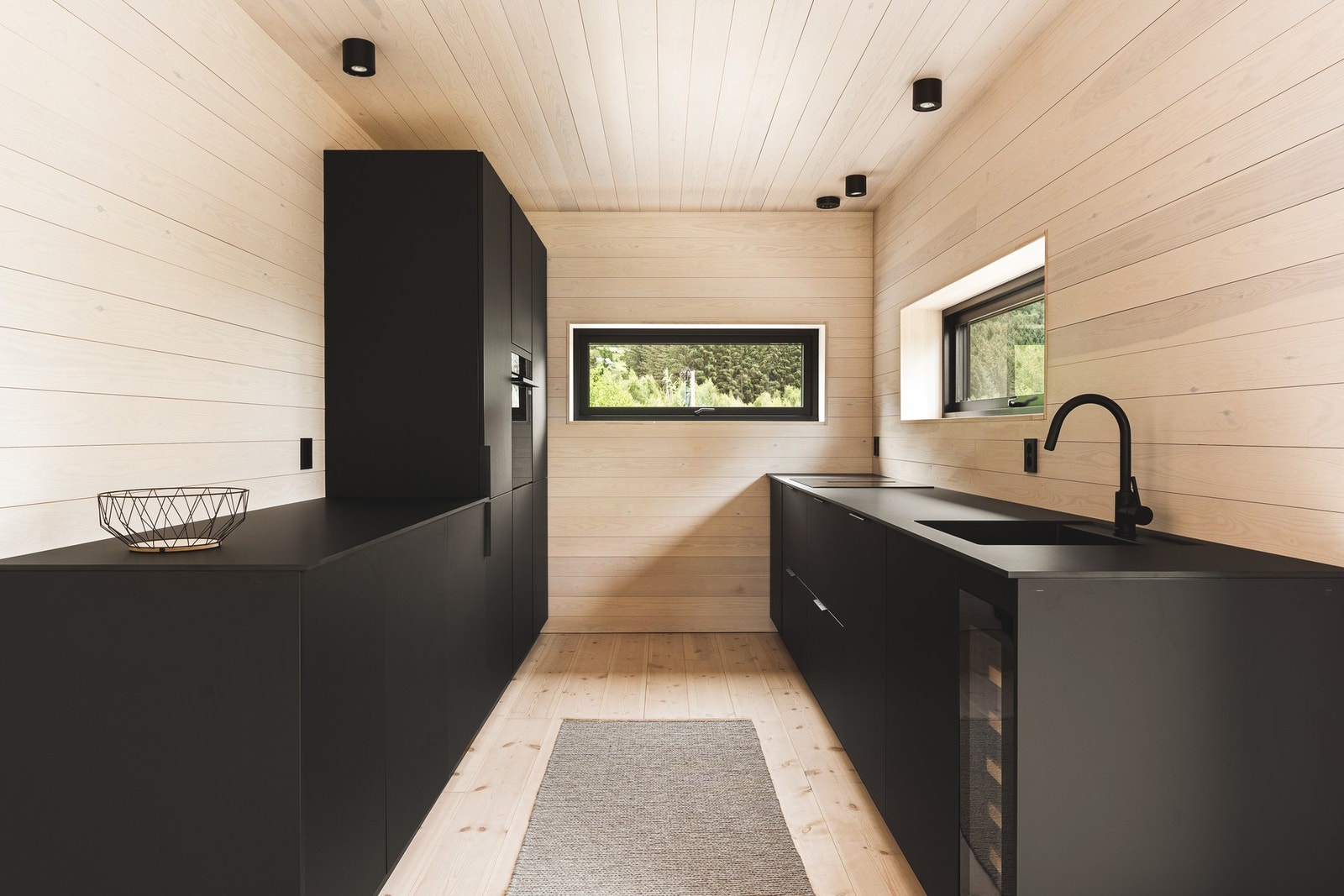 Av integrerte hvitevarer er det: Stekeovn, oppvaskmaskin, vinskap, platetopp med integrert ventilator og kjøleskap m/frysedel. Galleribilde