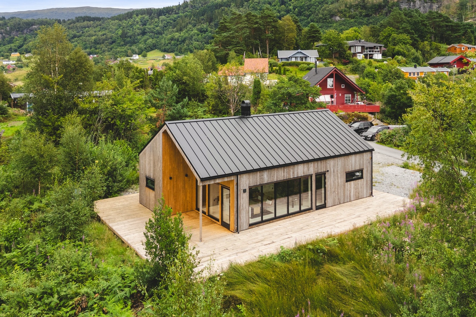 Hytten har en stor og flat tomt og en stor platting med god plass til utemøbler. Galleribilde