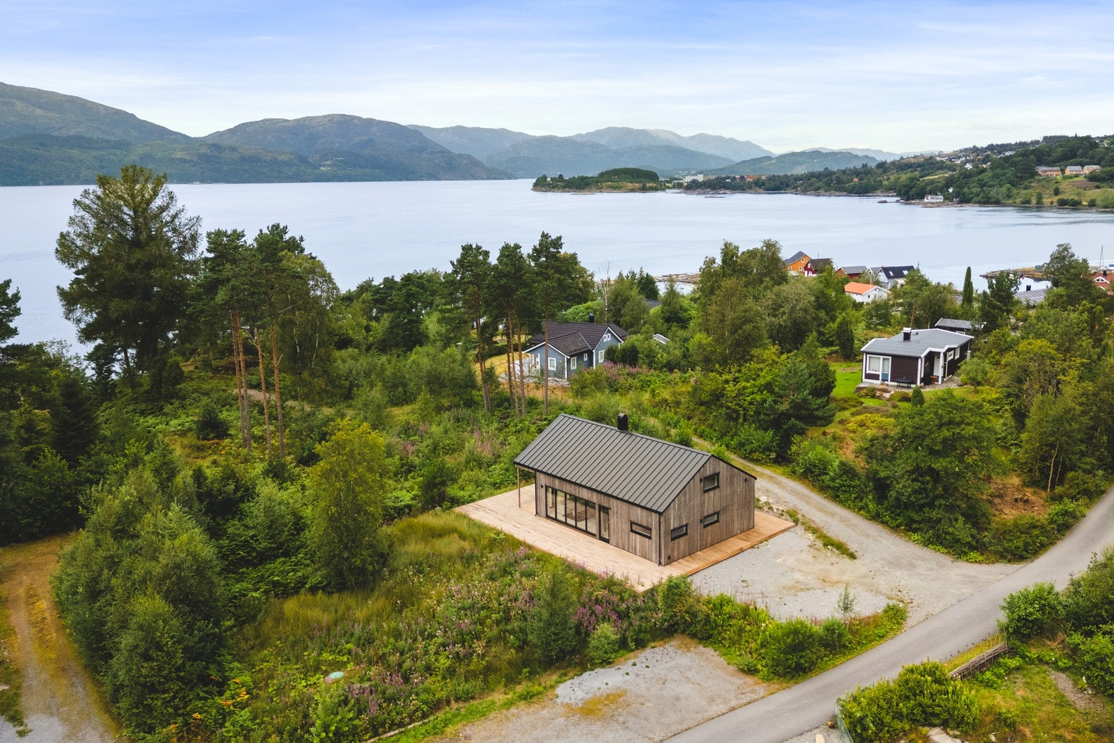 En arkitekttegnet perle med gjennomført kvalitet, god planløsning og store vindusflater som slipper naturen inn. Galleribilde
