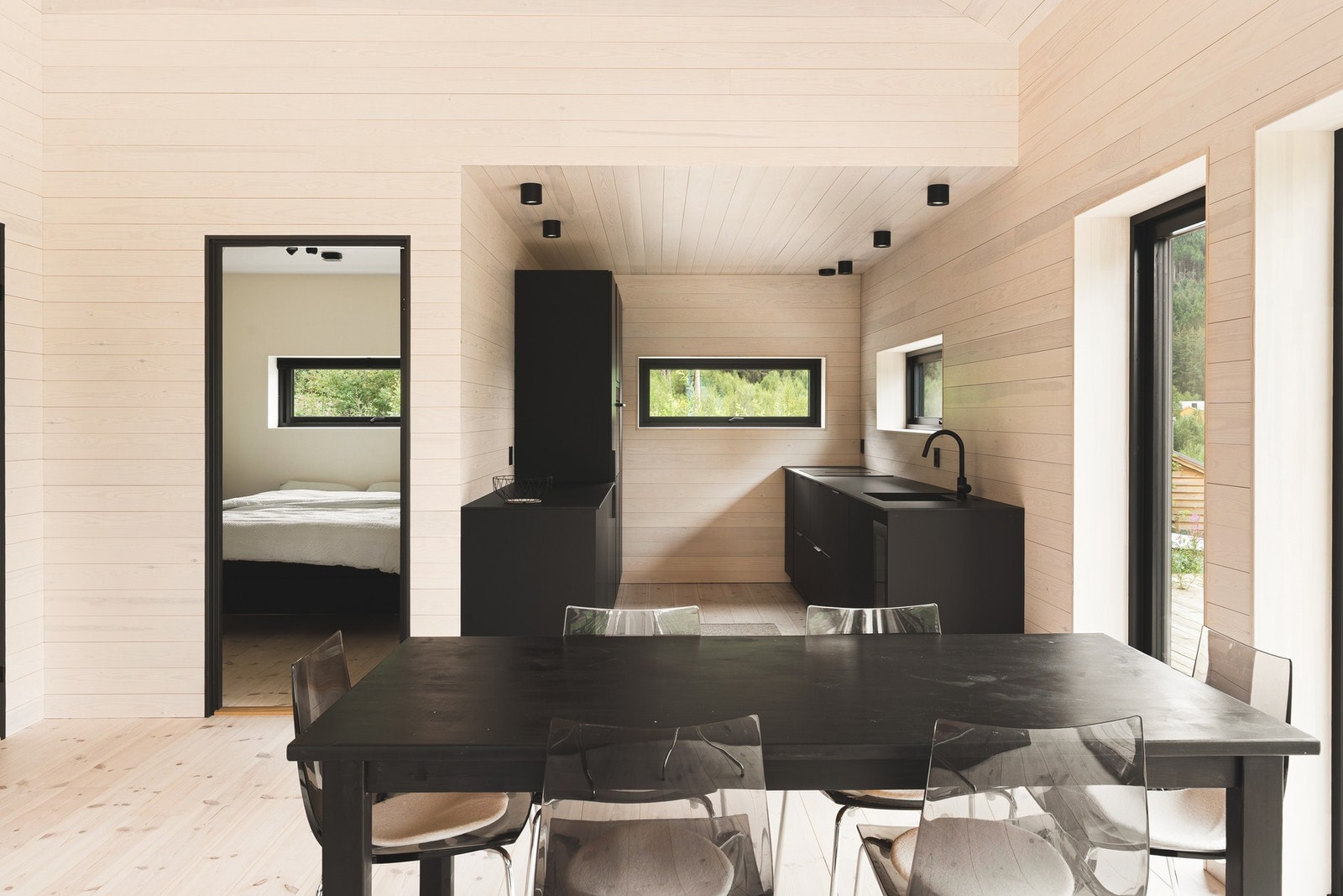 Kjøkkenet er innredet med moderne løsninger, god plass til både matlaging og sosiale sammenkomster. Galleribilde