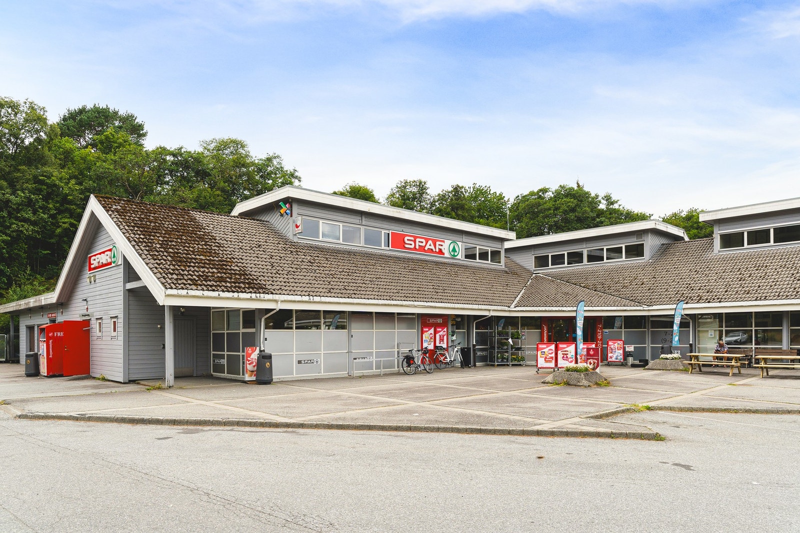 Spar Fusa ligger 4 minutter med bil fra boligen. Galleribilde