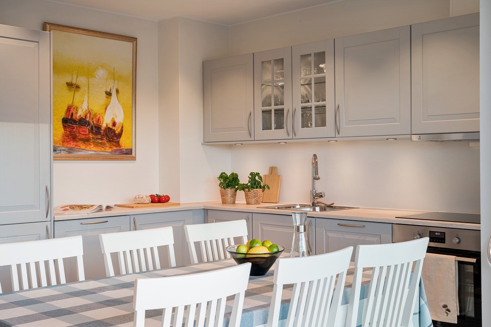 - Rikelig med skap og benkeplass legger til rette for enkel og effektiv matlaging i hverdagen! - Galleribilde