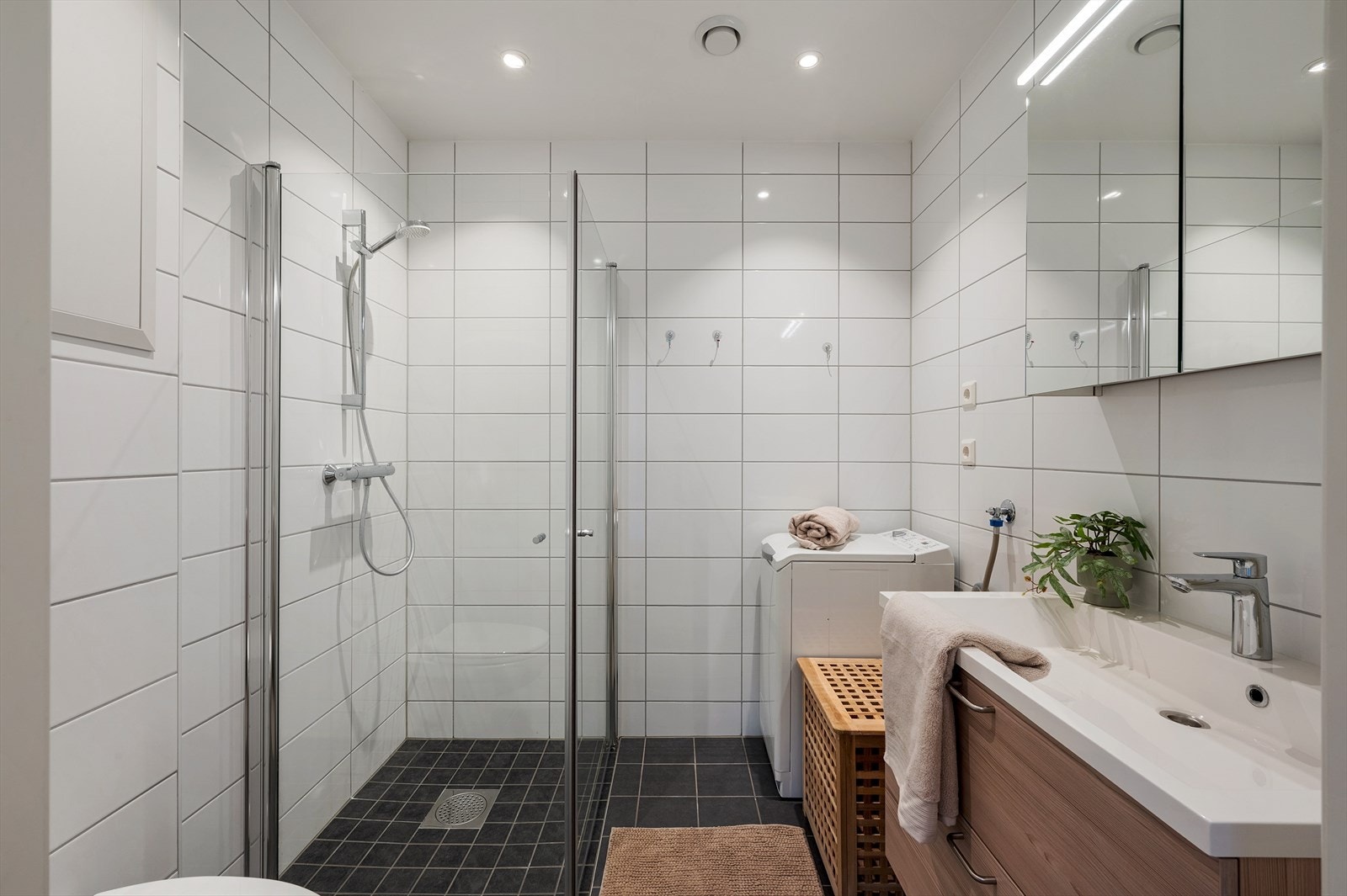 - Romslig baderom med behagelig gulvvarme - Galleribilde