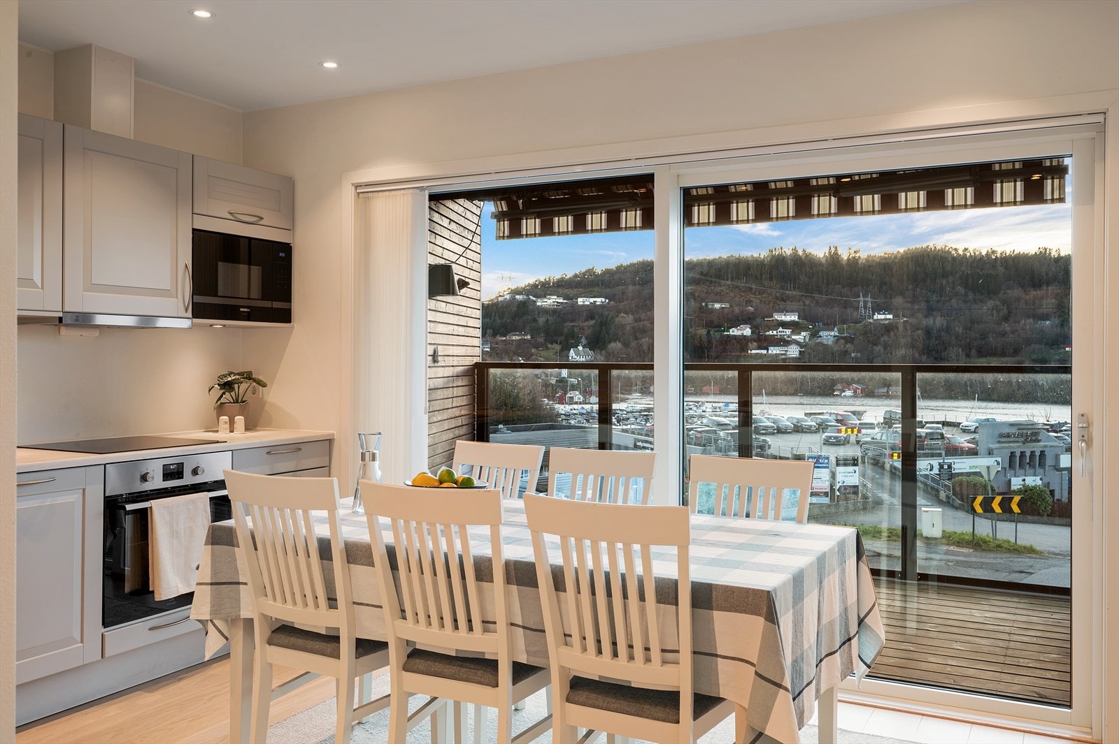 - Merk praktisk solskjermen både innendørs med lamellgardiner og terrassemarkise utendørs - Galleribilde