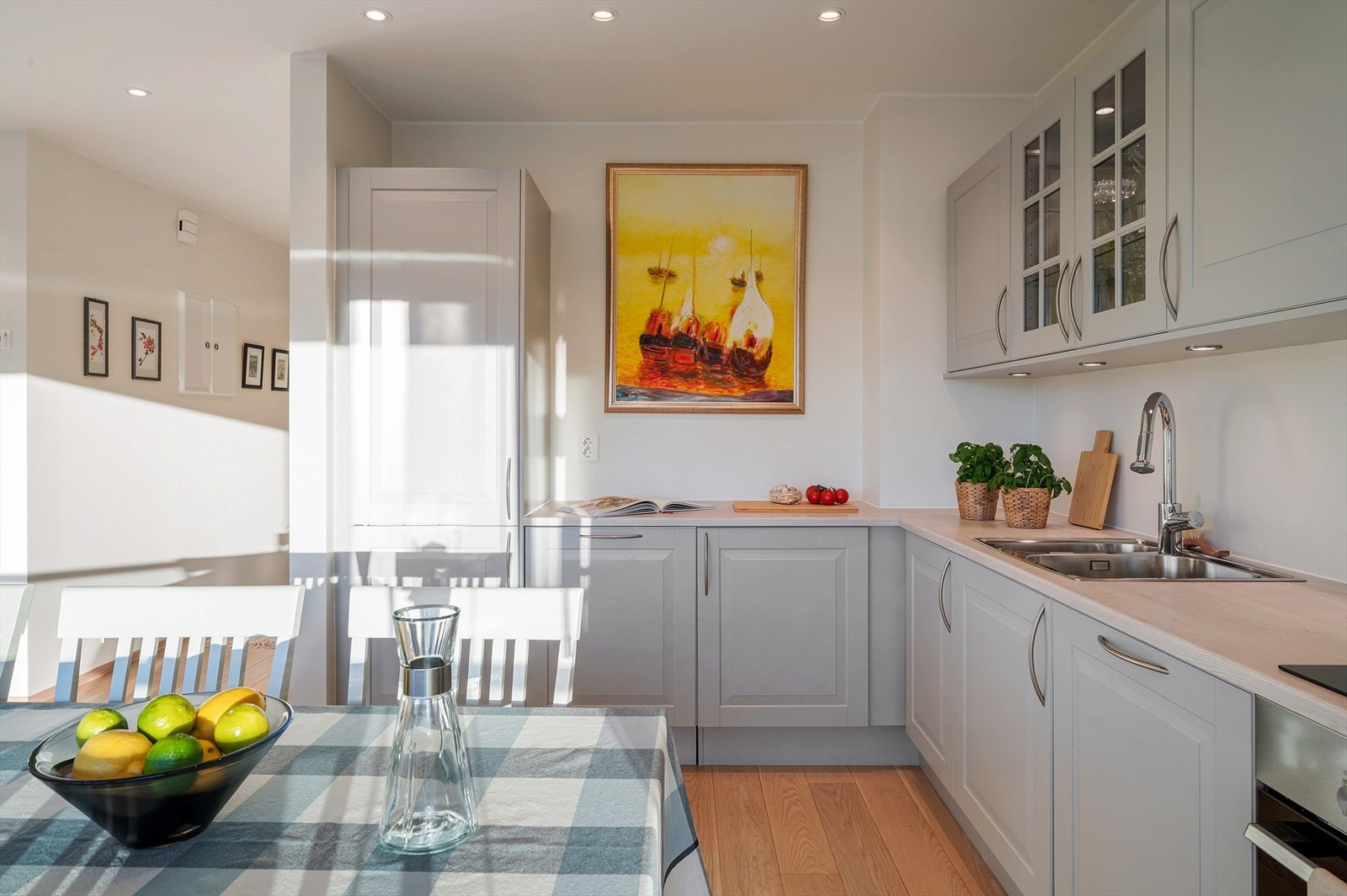 - Integrerte hvitevarer som stekeovn, mikro, induksjonsplatetopp, oppvaskmaskin og kombinert kjøl- og fryseskap medfølger til glede for ny eier! - Galleribilde