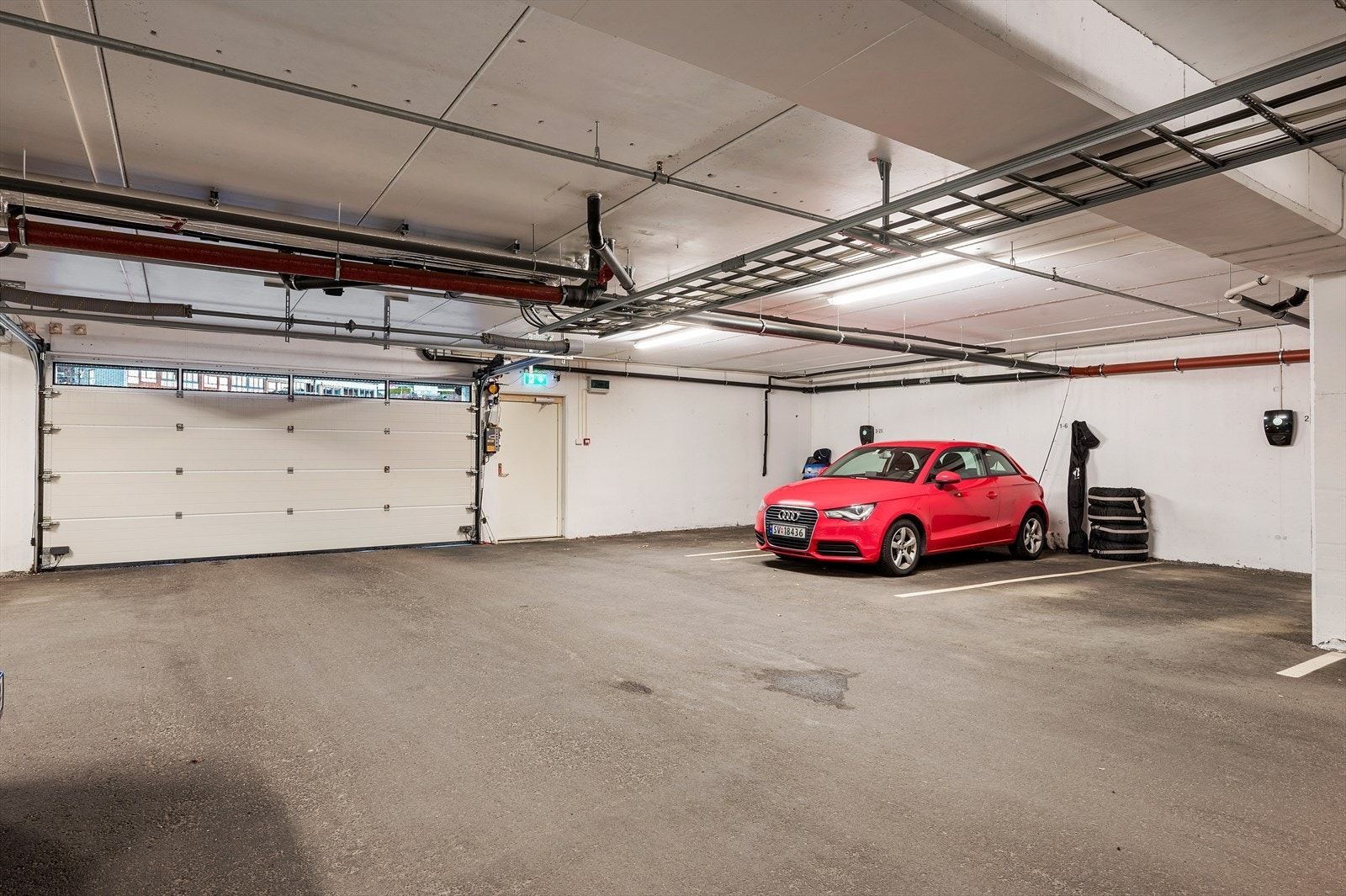 - Leiligheten disponerer en parkeringsplass med elbillader i felles garasjeanlegg og har tørrskodd adkomst via heis - Galleribilde