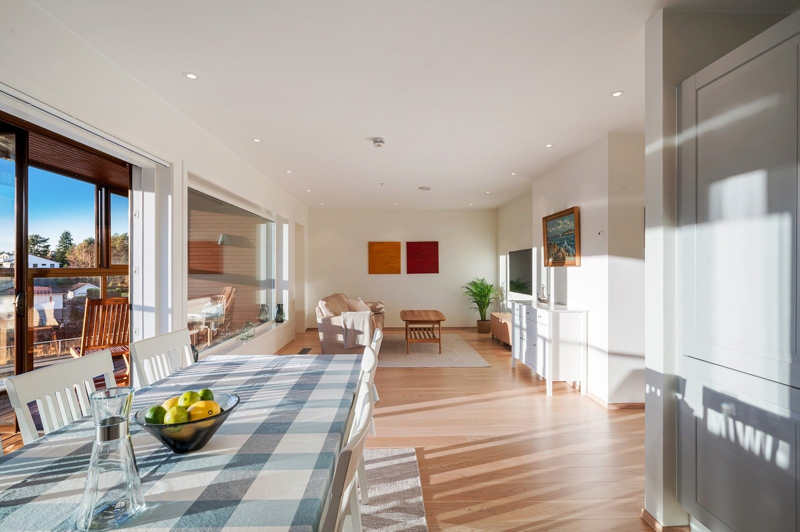 - Den åpne løsningen gjør dette til et sosialt oppholdsrom med to naturlige soner - Galleribilde