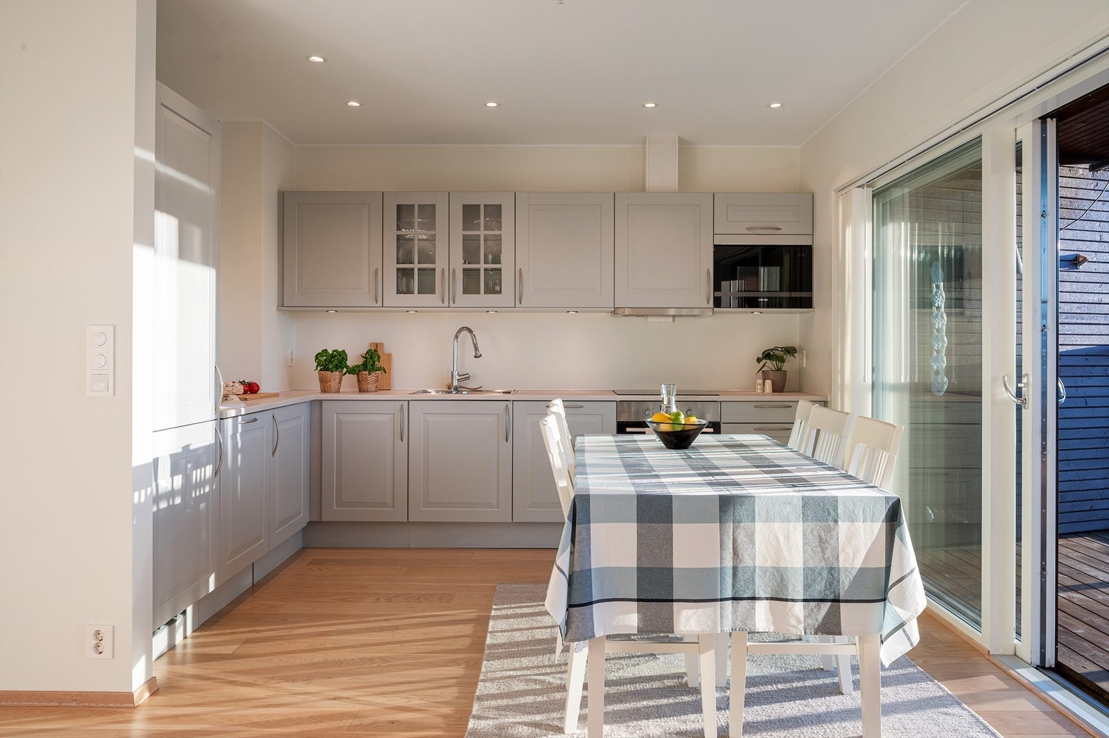 - Delikat kjøkkeninnredning fra Norema med profilerte fronter og benkeplate i laminat - Galleribilde