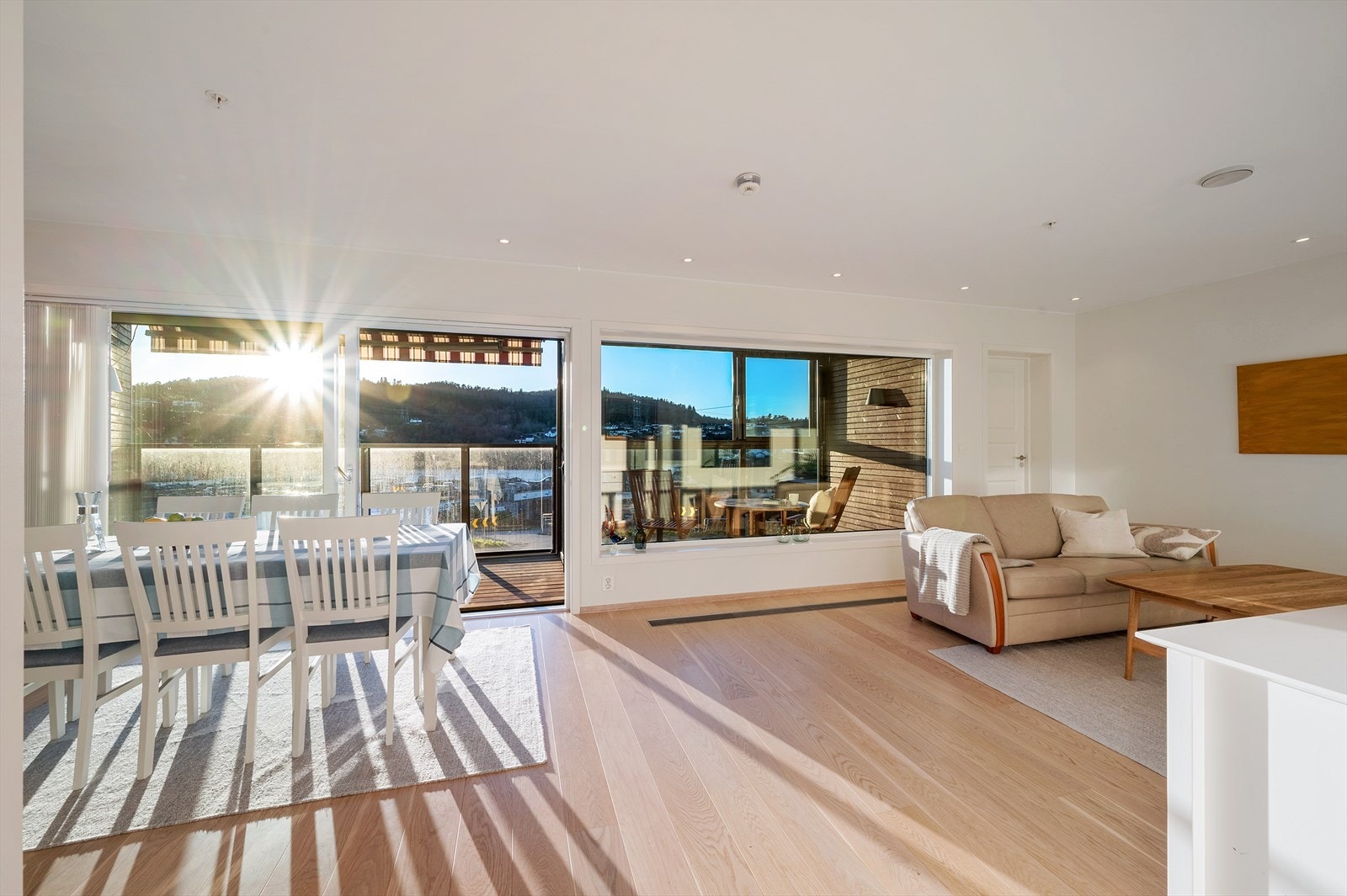 - De generøse vindusflatene gjør at stuen fylles med naturlig dagslys og oppleves lys og luftig - Galleribilde