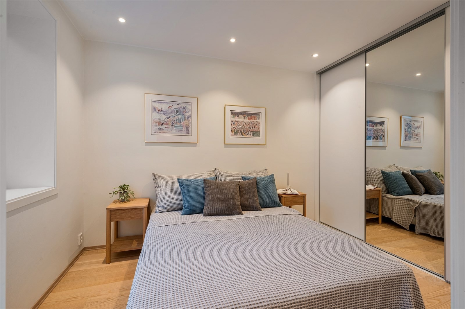 - Merk den flotte dype vinduskarmen og innfelte spotter i himlingen, her kan lyset også dempes - Galleribilde